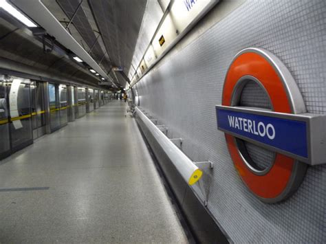 London Jubilee Line Platform Waterloo © Chris Downer Geograph