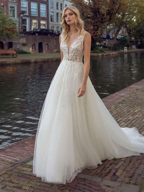 Thank you to our #herveparisstore @only.one.bride. Modeca Brautkleider 2020/2021 | Designer | White and Night