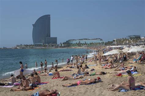 Het grote voordeel van barcelona als stedentripbestemming is de aanwezigheid van strand. Diebstähle an Barcelonas Stränden: Opfer erhalten Notfall ...