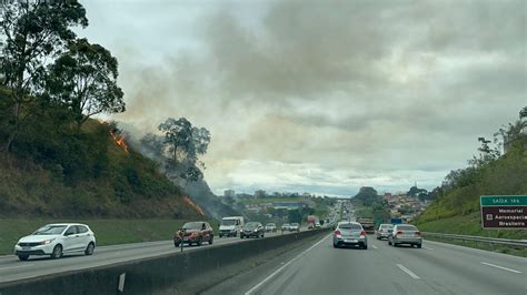 Fumaça de incêndio invade Rodovia Presidente Dutra em São José dos
