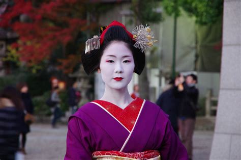 Traditional Japanese Woman Photos, Kyoto Yasaka Shrine Images - Easy ...