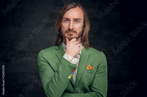 A Man Dressed In A Green Jacket Fotos De Archivo E Imágenes Libres