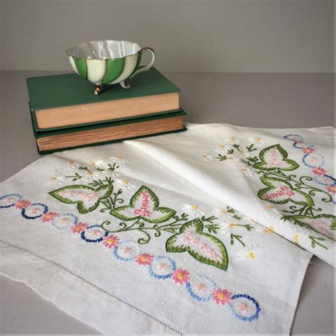 Vintage Linen Table Runner With Embroidered Daisies And Leaves Etsy