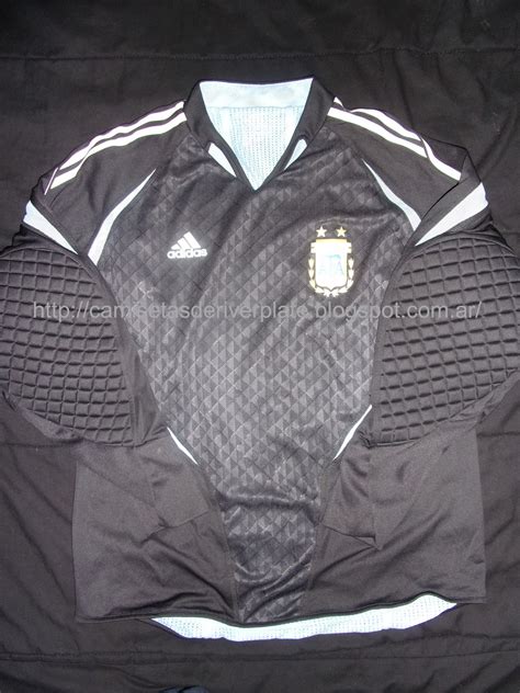 El menor estaba en primera fila del partido como local del conjunto 'xeneize' ante lanús, encuentro perteneciente a la fecha 19 de la liga de argentina. Camisetas de River Plate: Buzo Arquero Doble Tela 2004/2005