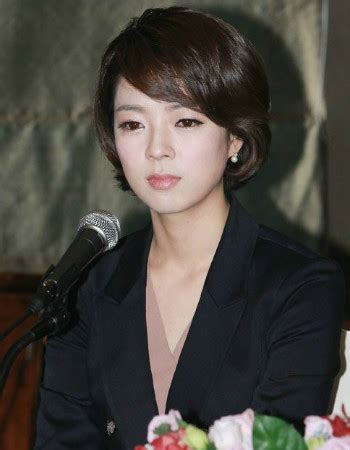 오늘(9일) 자유한국당 여의도 당사에서 배현진 전 mbc 아나운서와 길환영 전 kbs 사장, 송언석 전 기획재정부 2차관의 입당 환영식이. 배현진 아나운서 기자 전직, 배현진 왕따 결혼 종교 도대체 무슨말?