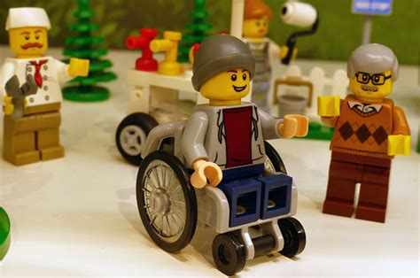 La Primera Figura De Lego En Silla De Ruedas Applauss