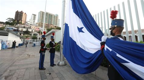 Hondureños Rinden Homenaje A La Bandera Nacional En El Inicio De Las