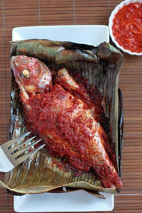 This preparation is often used for grilled fish, since the leaf wrapping protects delicate fillets from harsh, dry heat. Malaysian grilled fish wrapped with banana leaves. Moist ...