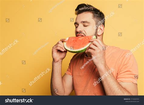 7697 Imágenes De Man Eating Watermelon Imágenes Fotos Y Vectores De