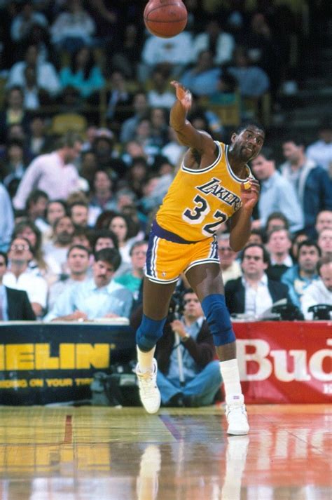 Magic Johnson Makes The Long Pass Lakers Basketball Basketball