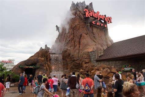 Új Lava Lounge és Kitörő Vulkán A Downtown Disneys Rainforest Cafe Ban