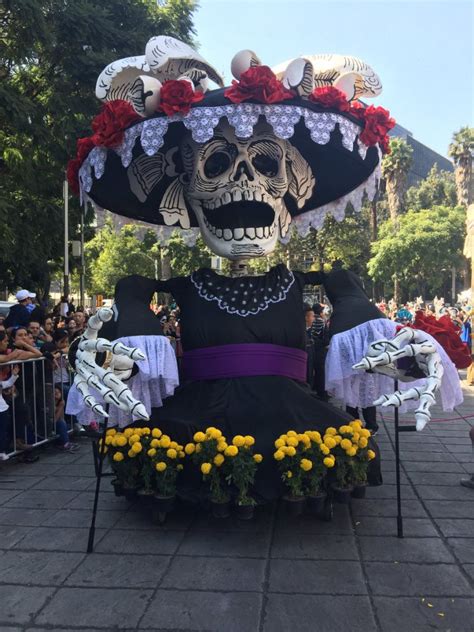 Día De Muertos En México Causa Sensación El Primer Desfile Del Día De