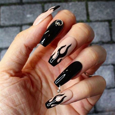 𝑷𝒊𝒏𝒕𝒆𝒓𝒆𝒔𝒕 𝑯𝒆𝒏𝒏𝒚𝑹𝒊𝒗𝒆𝒓 In 2020 Grunge Nails Edgy Nails Black Acrylic