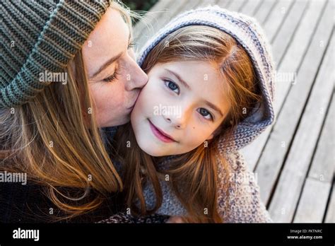 Madre E Hija Dandose Un Beso Fotografías E Imágenes De Alta Resolución