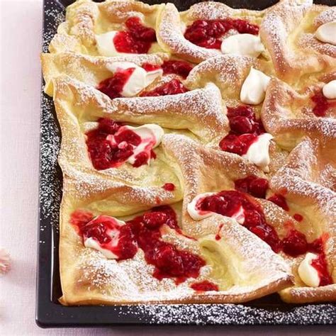 Pfannkuchen grundrezept pfannkuchen, die in einigen regionen auch eierkuchen und in österreich palatschinken genannt werden, sind wahre teigwunder, die. Pfannkuchen vom Blech | Rezept | Kochen und backen rezepte ...