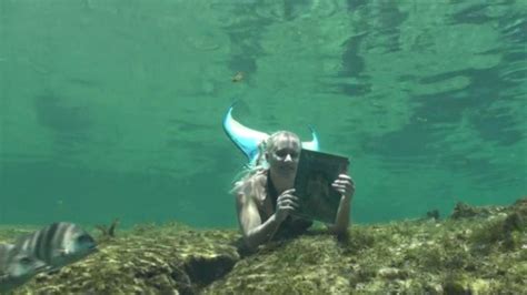 Mermaid Underwater Reading2