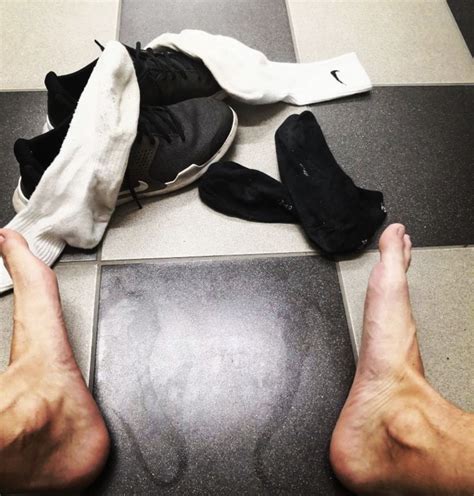 Sneakstirals Sweaty Bare Feet Out Of Nike Socks And Sneakers Male Feet Blog
