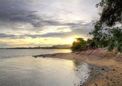 Pantai minyak beku adalah titik permulaan sejarah batu pahat yang mendapat namanya dari sebuah peristiwa memahat perigi. Minyak Beku Beach - Beach - Batu Pahat | TravelMalaysia