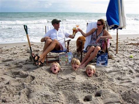 How To Have A Relaxing Day At The Beach Пляжные семейные фотографии Смешные семейные