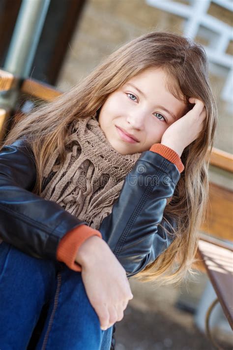A2z 4 kids® bambini tuta ragazze ragazzi progettista plain contrasto vello con cappuccio felpa con cappuccio bottom jogging tuta jogger età 2 3 4 5 6 7 8 9 10 11 12 13 anni. Ritratto Di Una Ragazza 13 Anni Immagine Stock - Immagine di osservare, people: 53481295