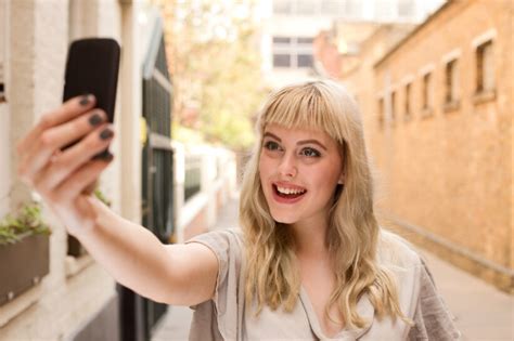 How To Take A Good Selfie 20 Easy Tricks To Try