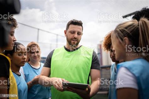 코치와 여자 축구 선수는 게임을 계획 코치에 대한 스톡 사진 및 기타 이미지 코치 축구 스포츠 훈련 Istock