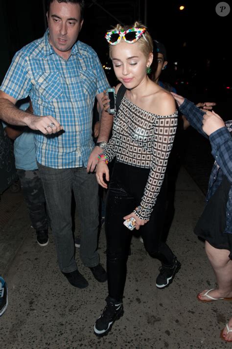 Vidéo Miley Cyrus pose avec ses fans à New York le 6 septembre 2014