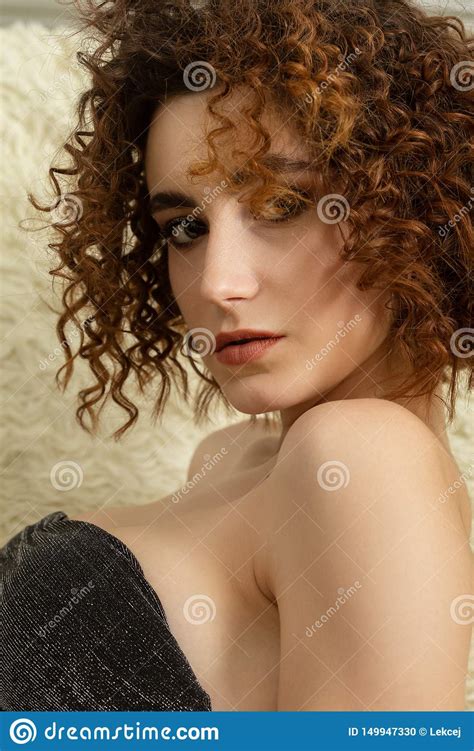 Sensuele Krullende Vrouw Stock Foto Image Of Aantrekkelijk 149947330