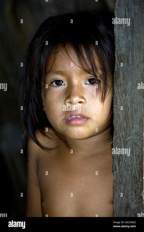 Niño Yagua El Yagua son un indígena tribespeople sudamericanos que habitan la selva tropical de
