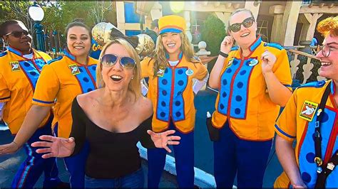 Disneyland 2020 Cast Member Costumes And Uniforms From Each Land What