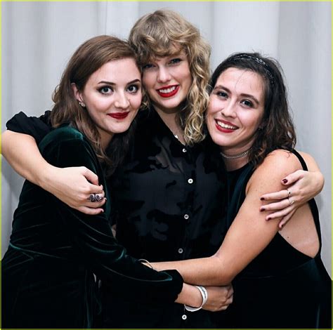 Taylor Swift Fans Share Fun Photos From London Secret Session Photo