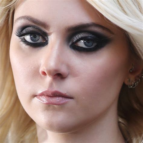 Taylor Momsen Makeup Brown Eyeshadow And Brown Lipstick Steal Her Style