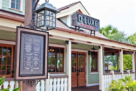 (One of) The best place to eat in Disney Springs // D-Luxe Burger