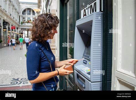 Den Haag Passage Een Jonge Vrouw Neemt Geld Op Bij Een Geldautomaat