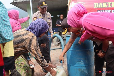 Polres Cilegon Berikan Bantuan Air Bersih Kepada Warga Banten Daerah