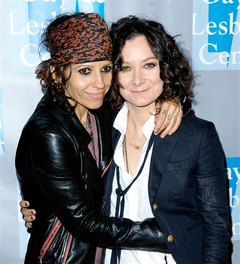 Congrats Sara Gilbert And Linda Perry Tie The Knot Avec Images