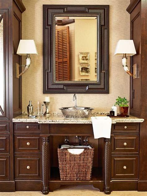 Different ways to maximize the space in a small bathroom, from shelving to diy storage solutions and also some decorating ideas for small bathrooms. Bathroom Decor Ideas: Decorating ideas for a small bathroom.
