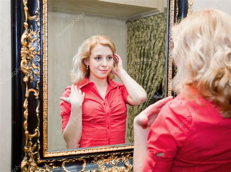 Отражение молодой женщины в зеркале стоковое фото ©natulrich 6010102