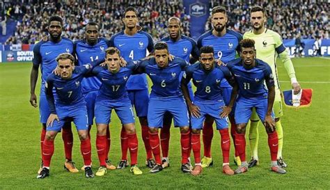 Le staff réuni à clairefontaine. Mondial 2018 : l'équipe de France est plus populaire qu'en ...