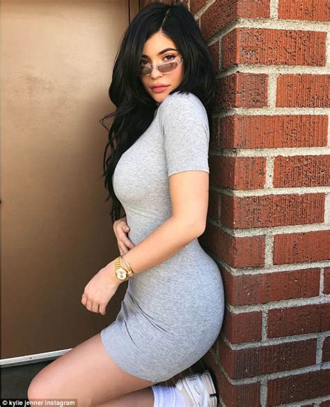 Kylie Jenner Showcases Hourglass Curves In Skintight Jersey Dress Daily Mail Online