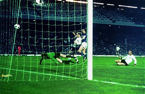 Wm halle damen & herren leipzig 2015. 100 Jahre Länderspiele: Sparwassers legendäres Tor :: DFB ...