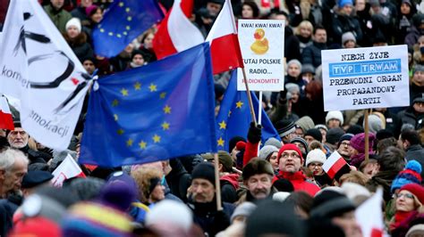 Polen Proteste Gegen Neues Mediengesetz Deutschlandfunkde