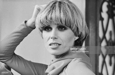 Joanna Lumley With Images Joanna Lumley Pageboy Haircut Short