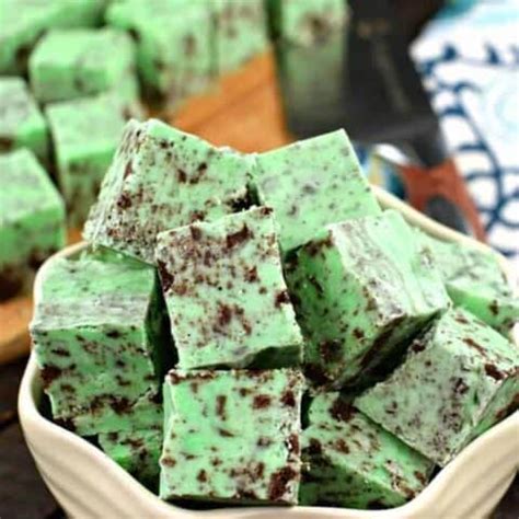 The mint flavor complements the chocolate fudge and the cookie crust exceptionally well. Mint Chocolate Oreo Fudge Recipe - Shugary Sweets