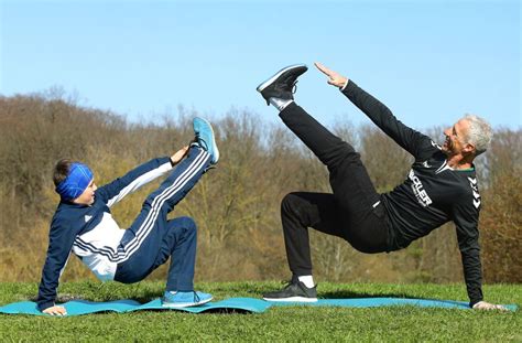 Schiebe nun deinen po nach hinten und stell dir vor, dass du dich auf einen stuhl setzt. Workout für zuhause in der Corona-Krise: Bleiben Sie ...