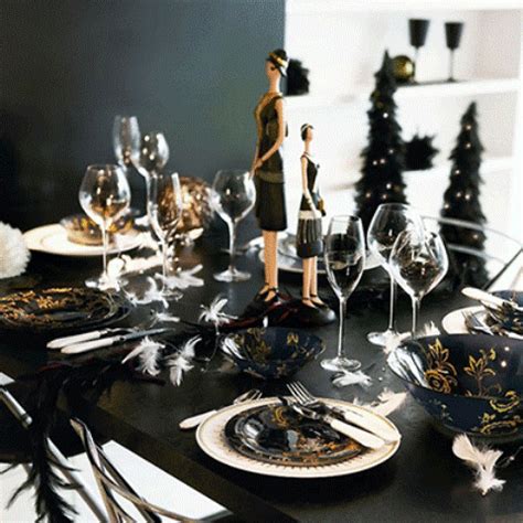 Christmas scented candles are the perfect decoration to make it smell like christmas in your home! 36 Super Elegant Black And Gold Christmas Décor Ideas ...