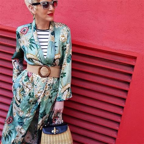50 yaşında, muhtemelen 20 yaşındakilere hitap eden moda dergilerini ve bazı mağazaları görmezden gelmeniz gerekecek. Bahar Modasından Giyim Önerileri