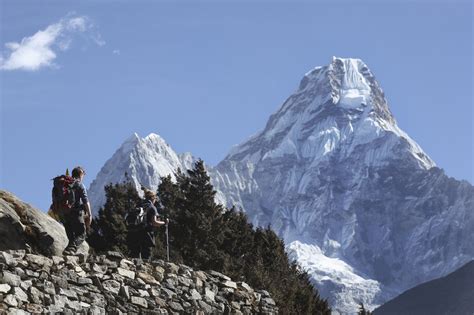 2 Climbers Dead 2 Missing On Mount Everest Chicago Tribune