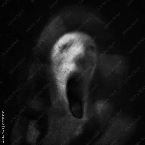 Scream Of Horror Screaming Ghost Face Scary Halloween Mask Shot With Long Exposure Foto De