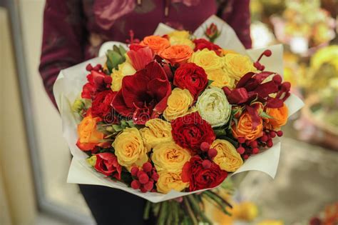 Weiße rose, weiße rose des strandrose, weiße rosen, hintergrund weiß, strand stieg png. Bunter Blumenstrauß Mit Rosen Tulpen Und Winde Auf Einem ...
